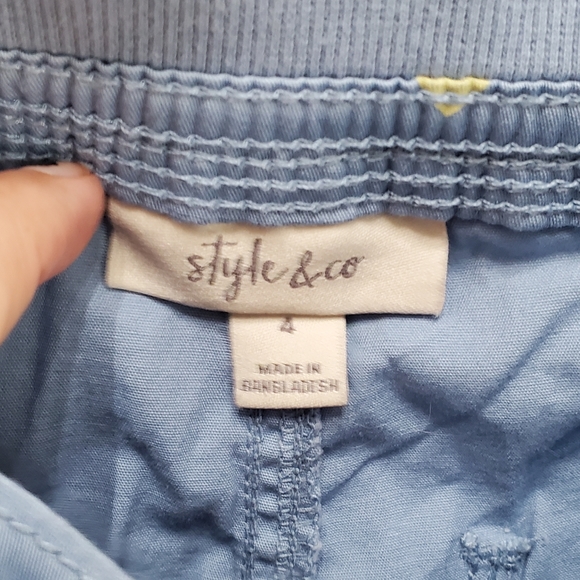 STYLE & CO LIGHT BLUE MID RISE CARGO CAPRIS WITH HEARTS.. - Picture 6 of 13